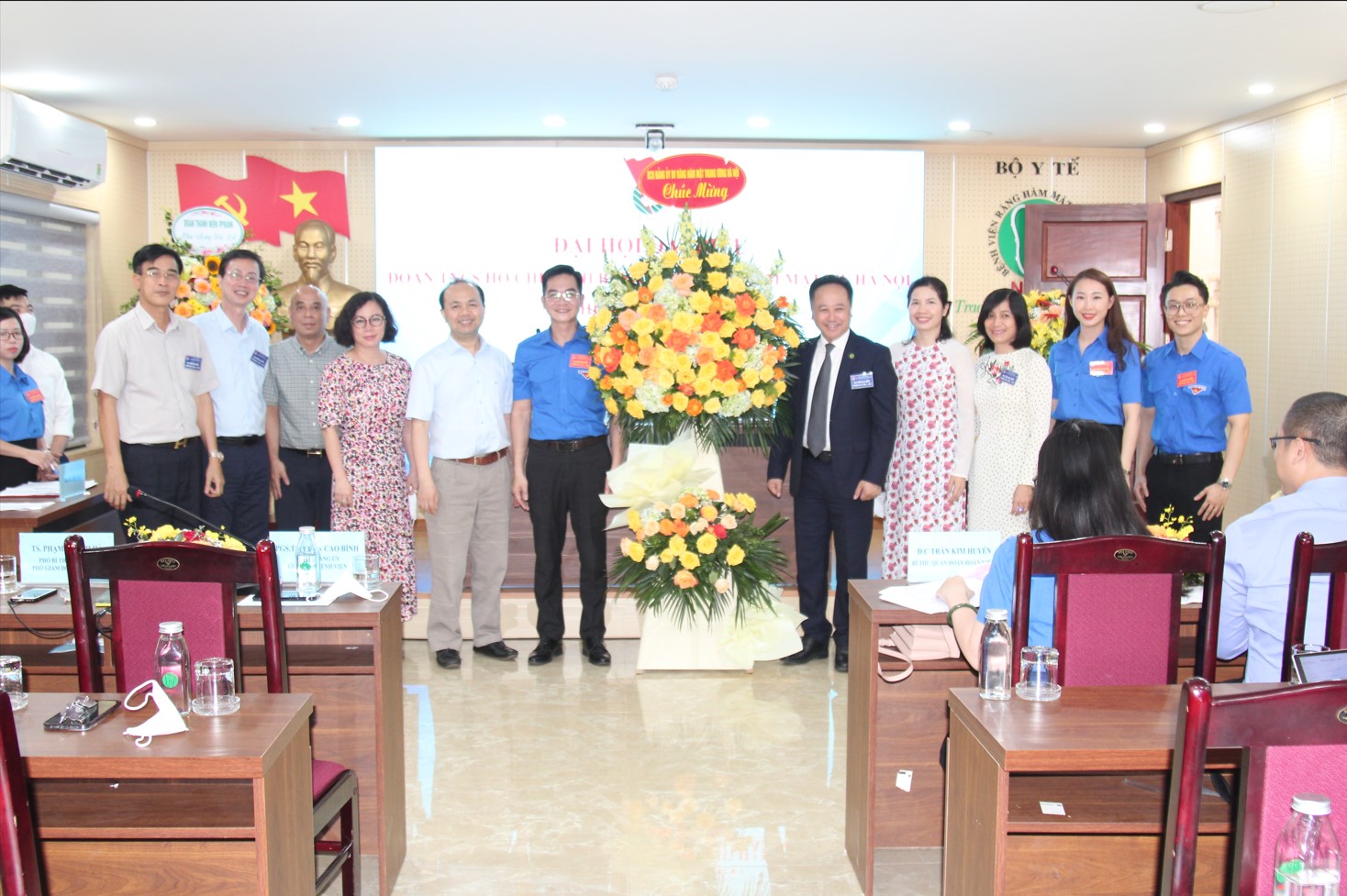 BCH Đảng ủy Bệnh viện tặng hoa chúc mừng Đại hội